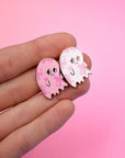 Broche en émail représentant un fantôme triste