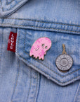 Broche en émail représentant un fantôme triste