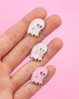 Broche en émail représentant un fantôme triste