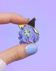 Broche en émail de sorcière