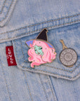 Broche en émail de sorcière