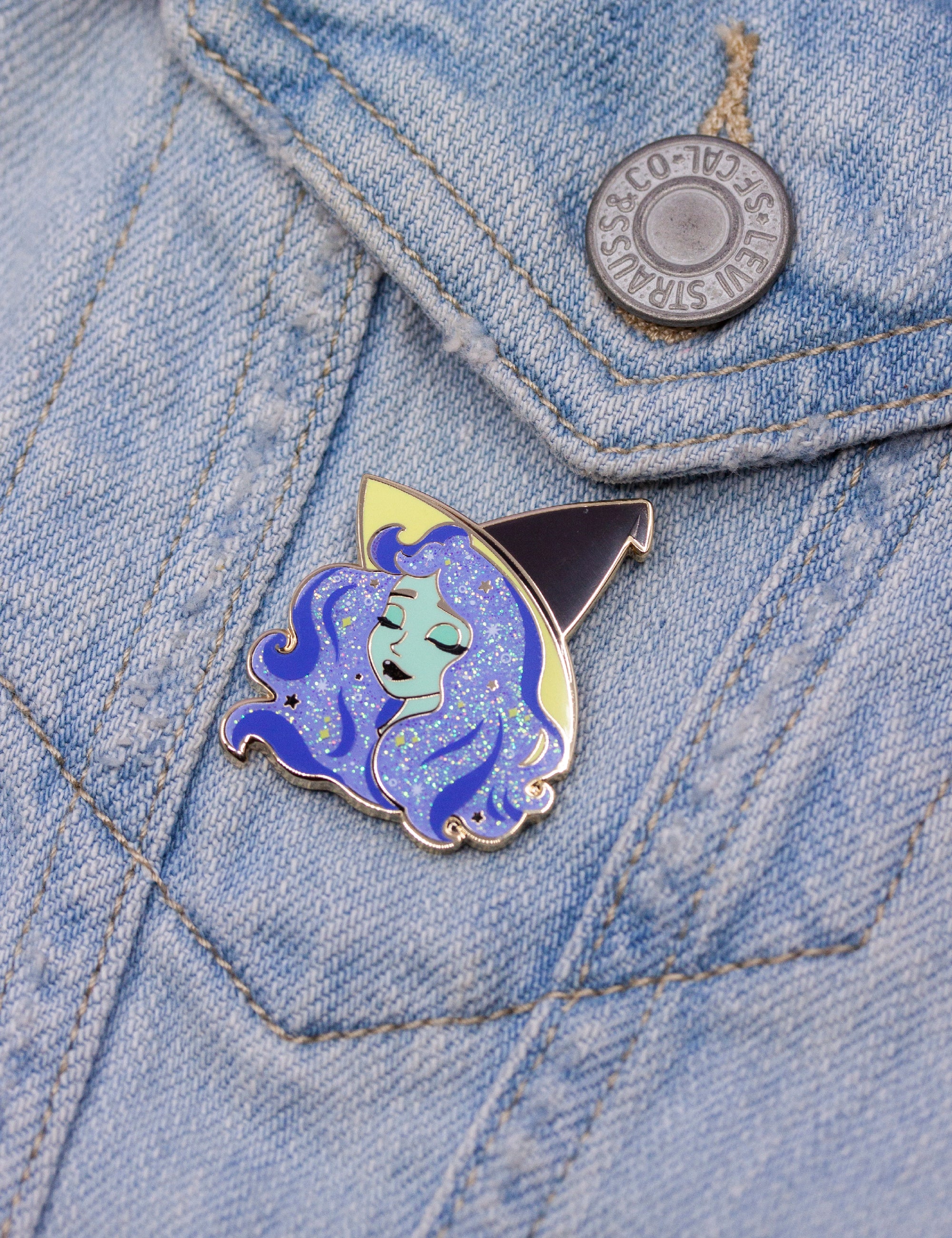 Broche en émail de sorcière 