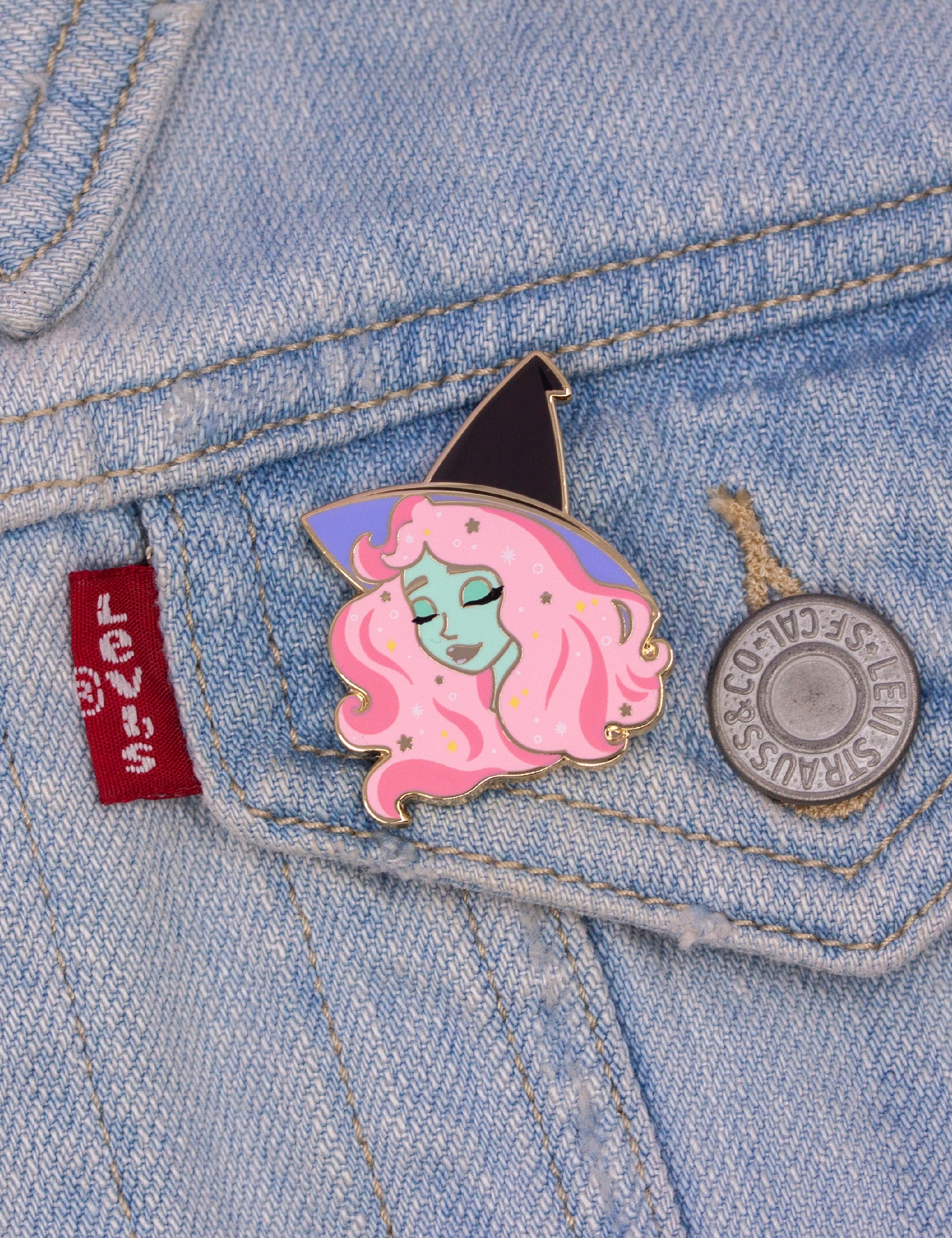 Broche en émail de sorcière 